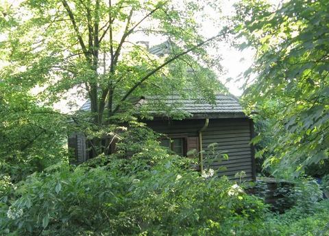 drewniany dom przy ul. Frycza-Modrzewskiego w pobliżu nr 41 (2013) – sąsiednia posesja przy tym samym odcinku drogi, nie sam urząd celny